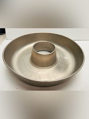 Vintage half Bundt cake pan, aluminum. Only 2” tall.
